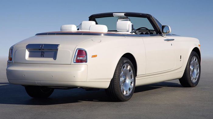 10 χρόνια της Phantom γιορτάζει η Rolls Royce, γι αυτό παρουσίασε και την εικονιζόμενη cabrio έκδοση του μοντέλου, όπως θα γίνει και με τη νέα γενιά τ